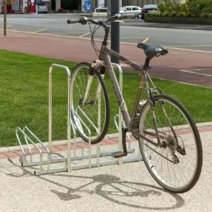 Râtelier 3 vélos sur 2 niveaux avec 2 arceaux antivol